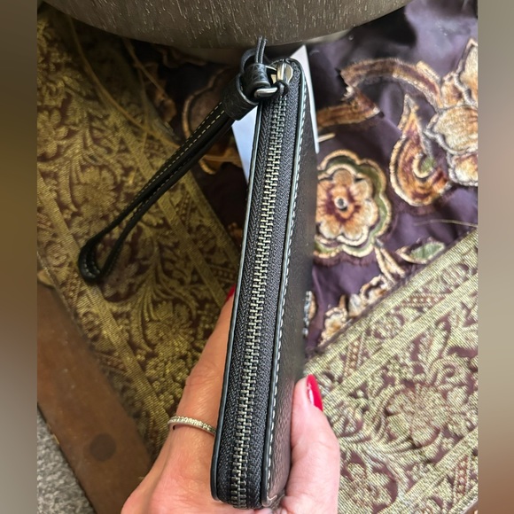 LAST ONE❤️🔥Authentic COACH Disney Wink Mickey leather zip around wristlet - Picture 8 of 8